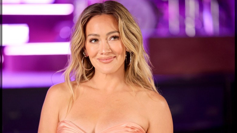 Hilary Duff ler med mörka rötter 2026