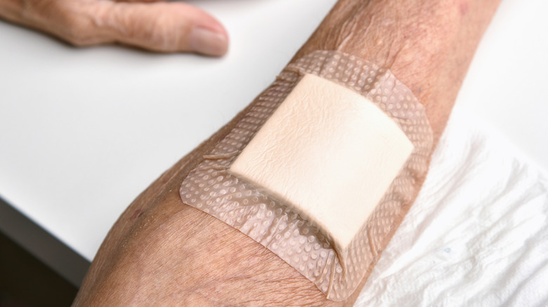 Sårbandage som täcker en arm med tunn hud