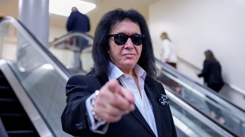 Gene Simmons pekar