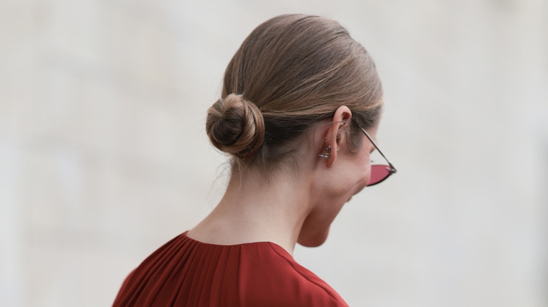 En kvinna med en slicked-back bulle