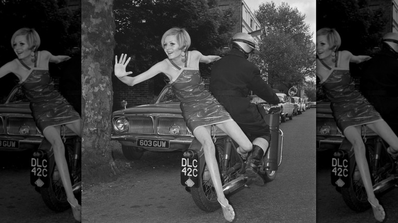 Twiggy i en motorcykel i Storbritannien maj 1966