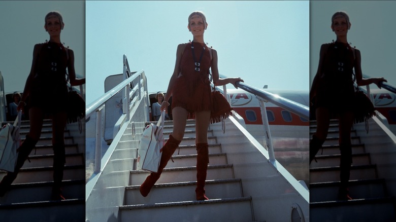 Twiggy lämnade ett plan i London 1965