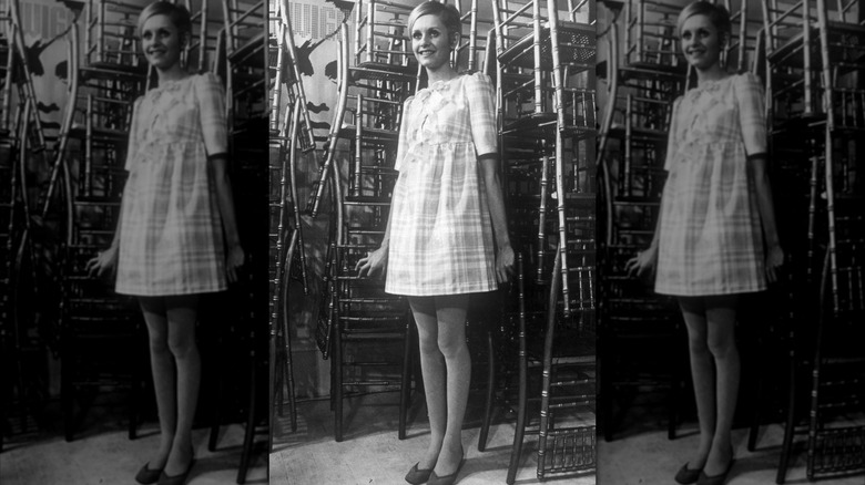 Twiggy i london februari 1967 visar upp en av hennes Twiggy-märkta kläder
