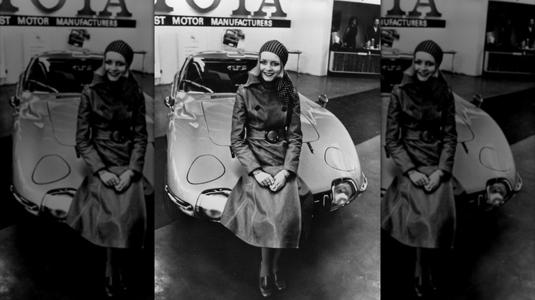 Twiggy, sittande på en Toyota 200 GT bil februari 1968