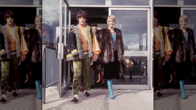 Twiggy med Justin de Villeneuve på Londons Heathrow-flygplats i oktober 1967