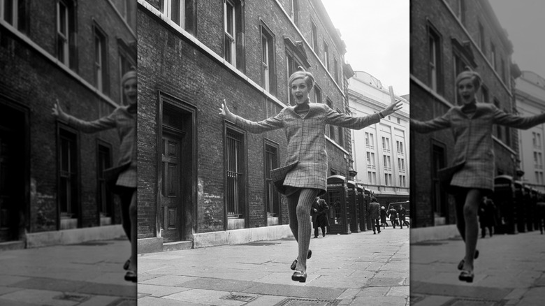 Twiggy under en modefotografering, Bow Street, London, 7 mars 1967
