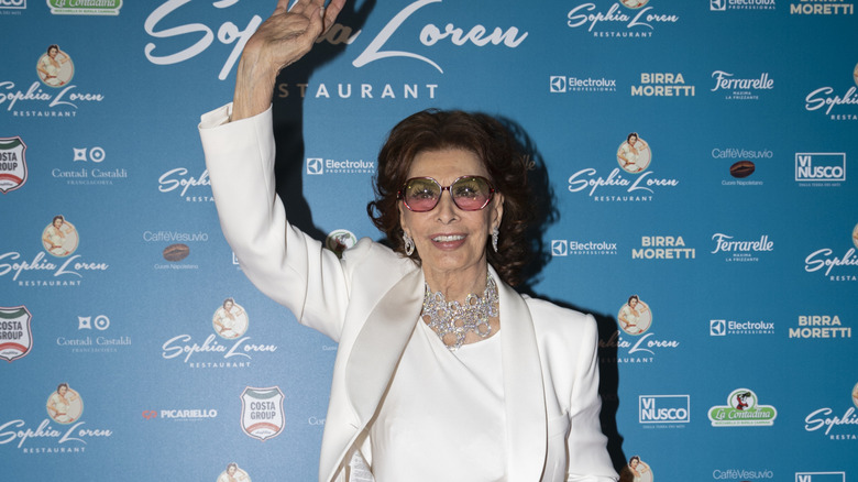 Sophia Loren vinkar mot en röd matta 2022