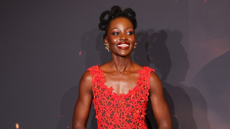 Lupita Nyong'o på premiären i Paris "Odysséen."