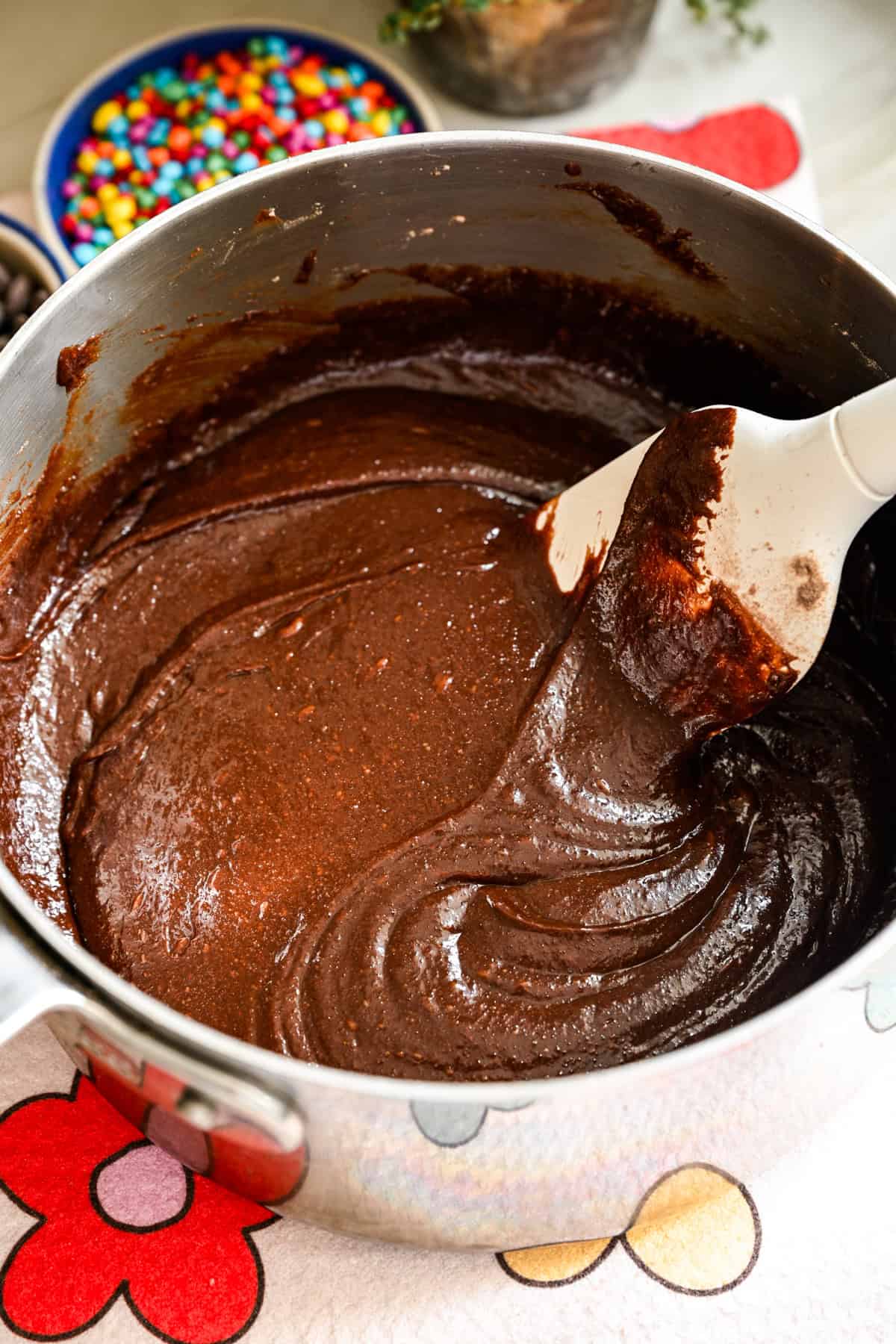 Browniesmet efter att ha tillsatt torra ingredienser.