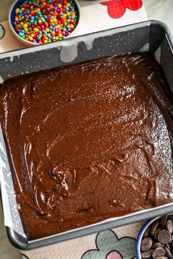 Browniesmet bred ut i en panna.