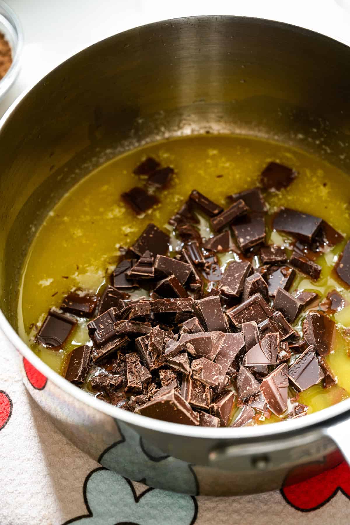 Smält smör och choklad i en kastrull.