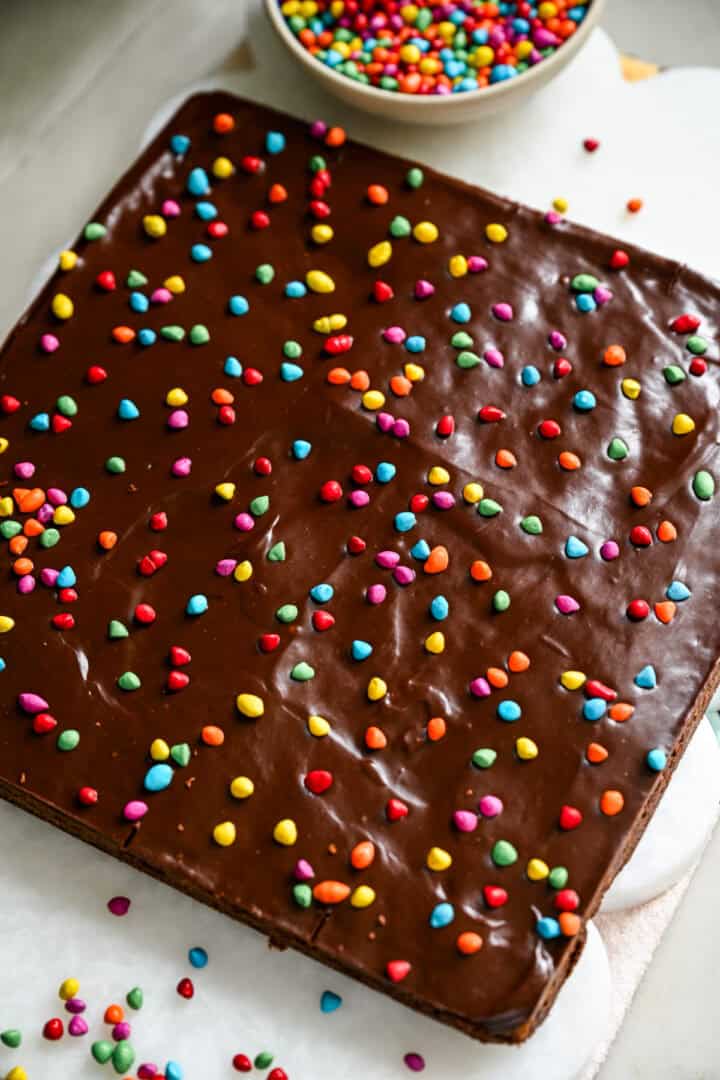Ovanifrån av kosmiska brownies efter bakning.