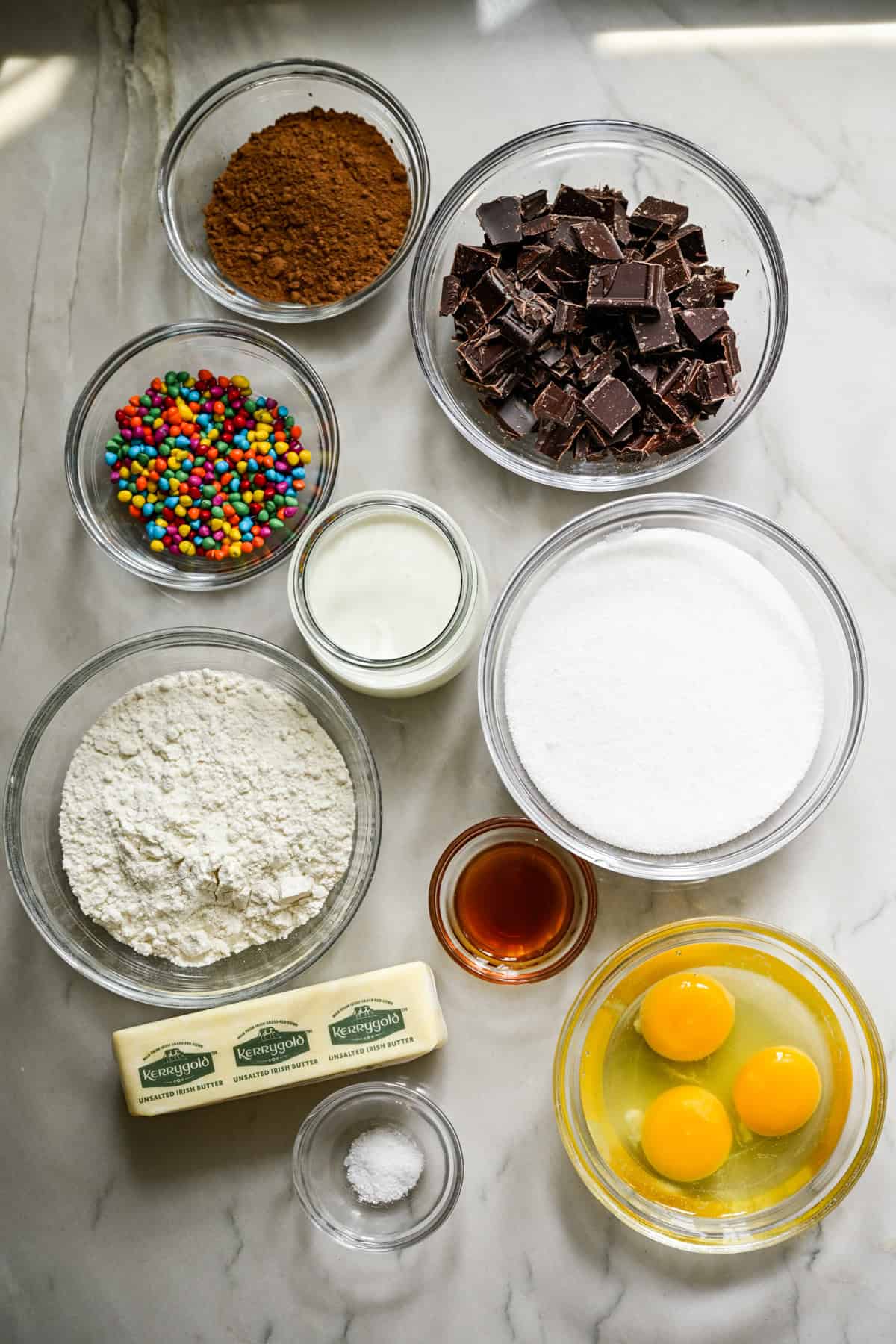 Ovanifrån av kosmiska brownieingredienser.