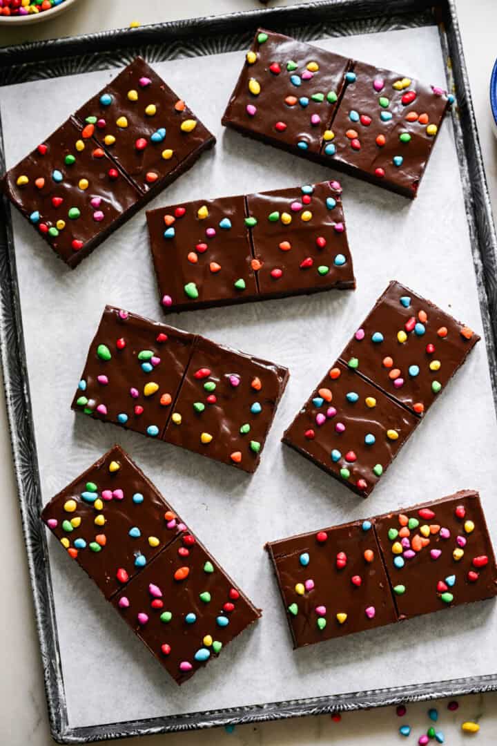 Ovanifrån av kosmiska brownies på en bricka.