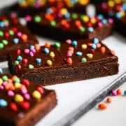 Framifrån av hemlagad kosmisk brownie.
