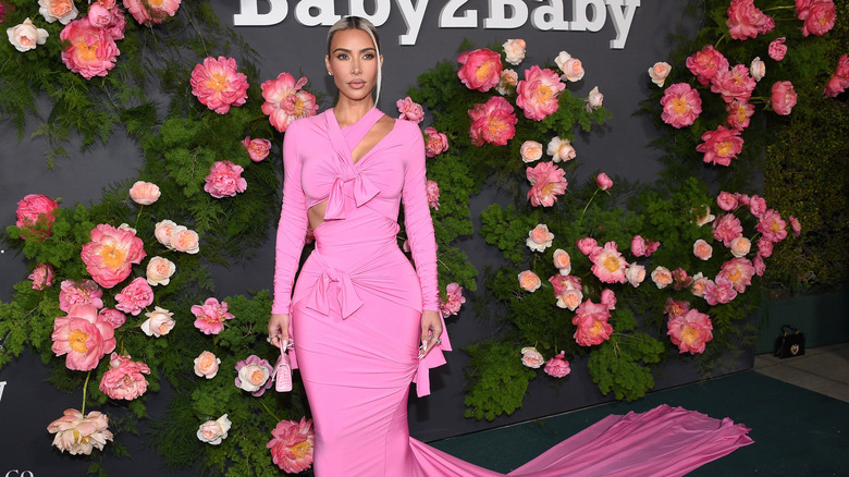 Kim Kardashian i helrosa på röda mattan