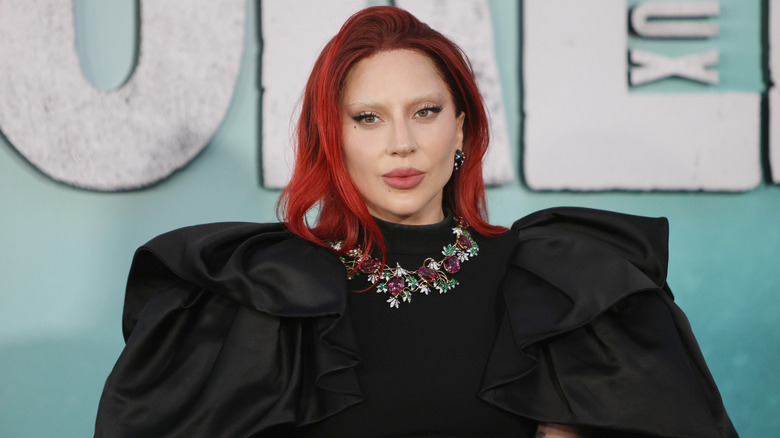Lady Gaga i röd peruk på röda mattan