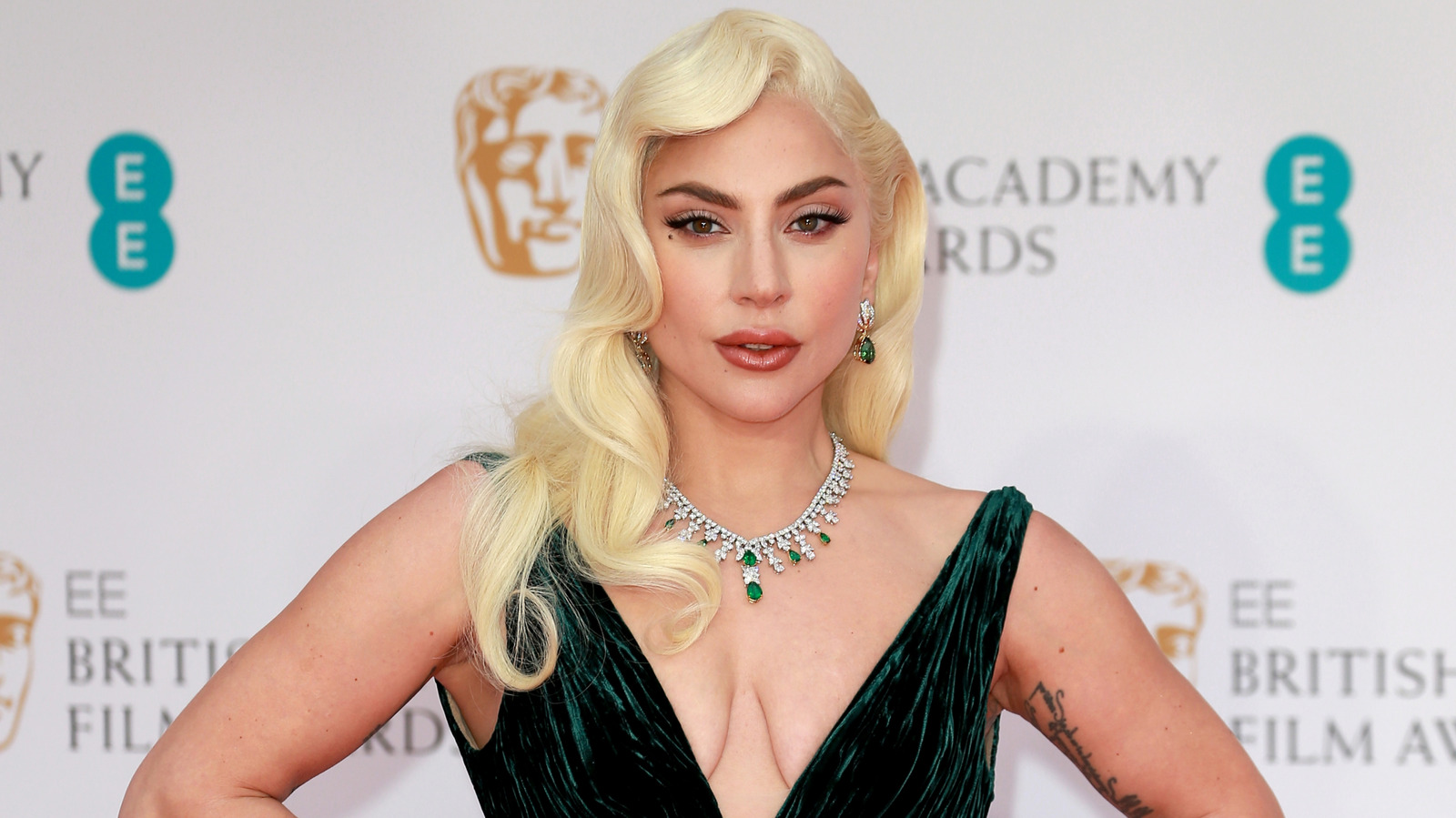 Lady Gagas signaturblonda lås ser ännu bättre ut än hennes naturliga hårfärg