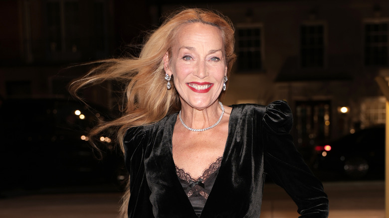 Jerry Hall ler vid ett evenemang i mars 2026.