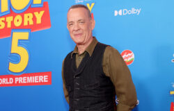 Tom Hanks förvandlar koloskopiförberedelser till en ovanlig ritual med två andra A-Lister