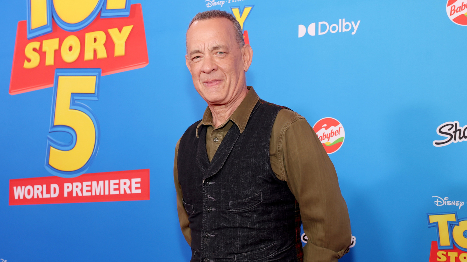 Tom Hanks förvandlar koloskopiförberedelser till en ovanlig ritual med två andra A-Lister