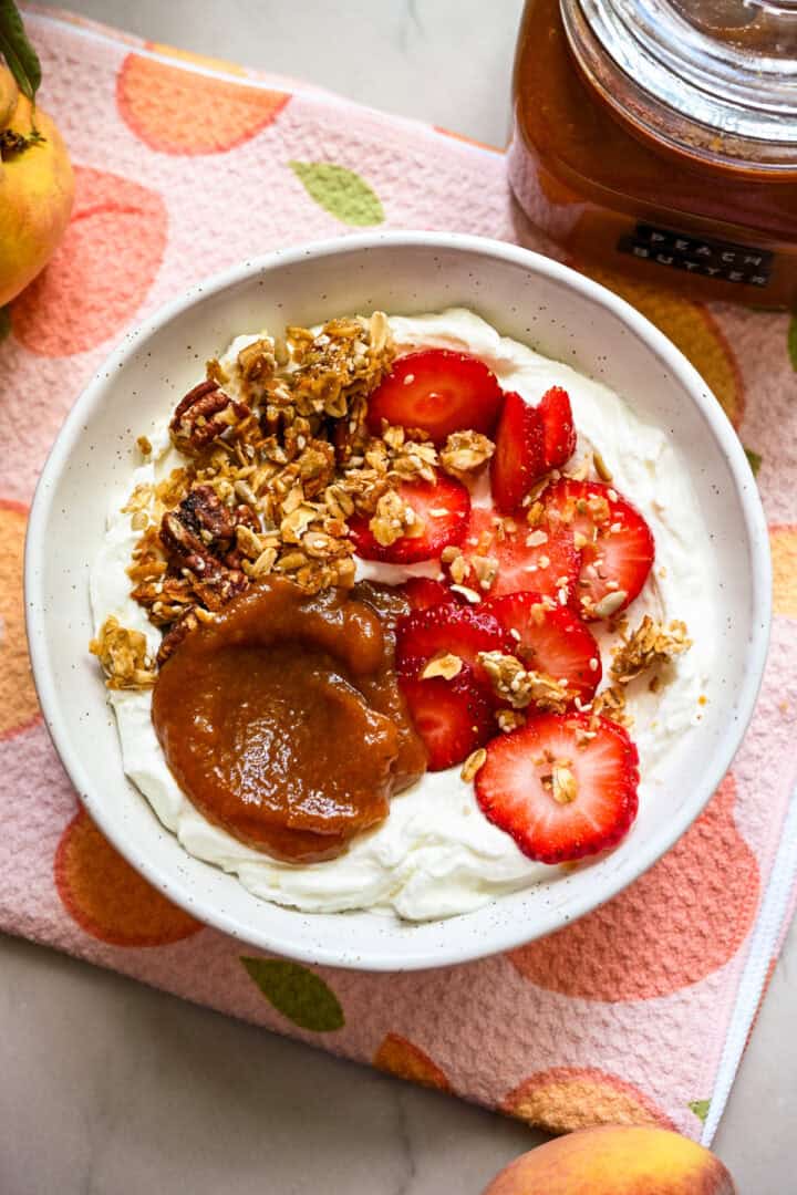 Persikosmör på yoghurt.