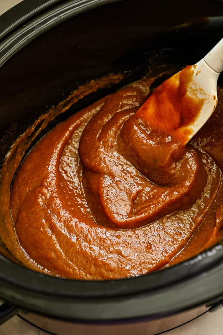 Färdigt persikosmör i slow cooker-grytan.