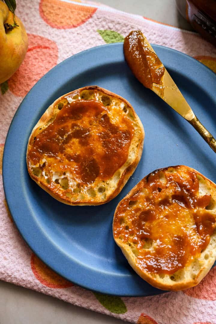 Persikosmör på en engelsk muffins.