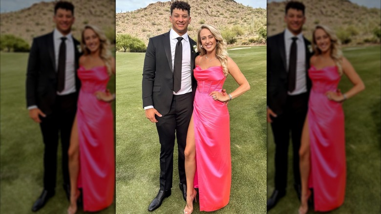 Brittany Mahomes och Patrick Mahomes poserar på ett utomhusbröllop.