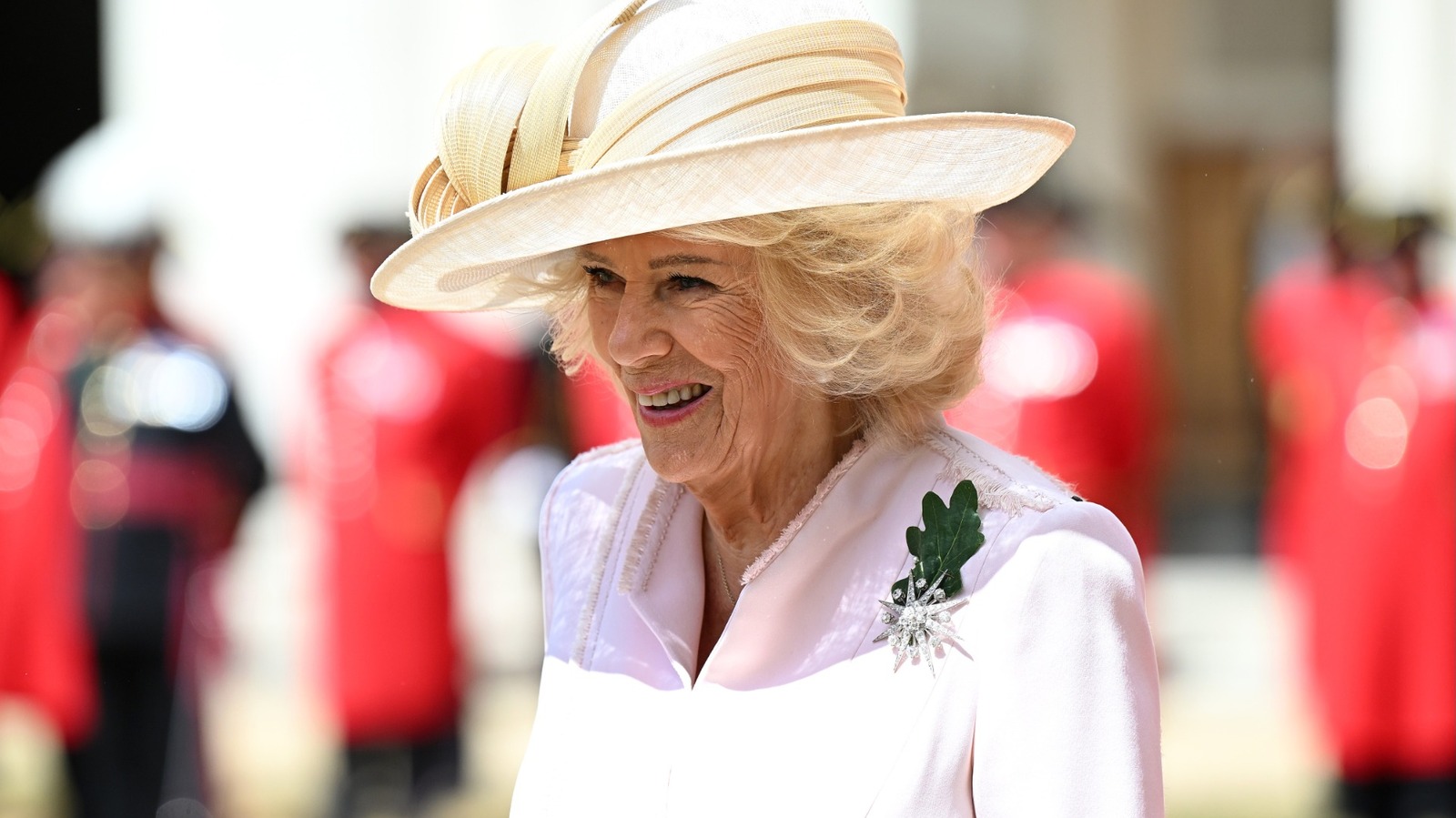 7 gånger har drottning Camilla hedrat drottning Elizabeth genom mode