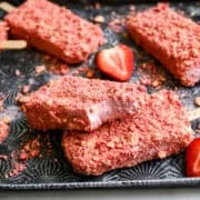 2 strawberry shortcake-glassar staplade på varandra med en tugga ur den översta.