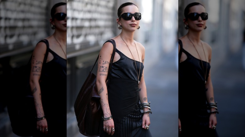Gäst som bär blandade metallsmycken på Paris Fashion Week 2026