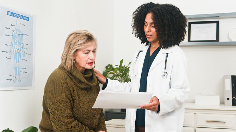 läkare diskuterar fynd med en patient på kontoret