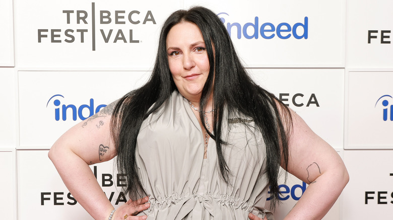 Lena Dunham poserar