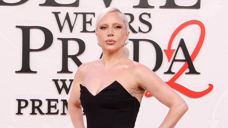 Lady Gaga poserar