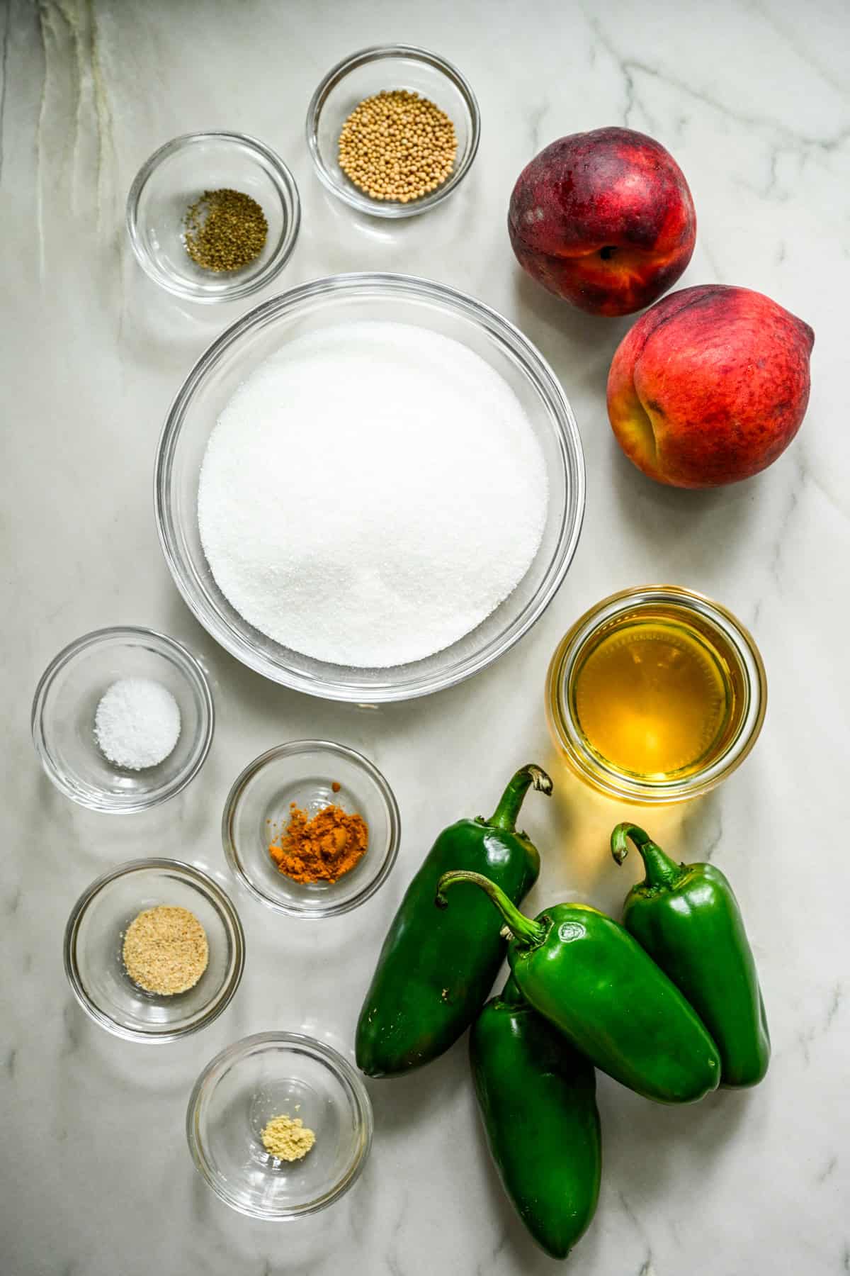Ovanifrån av persika cowboy godis ingredienser, inklusive socker och jalapenos.