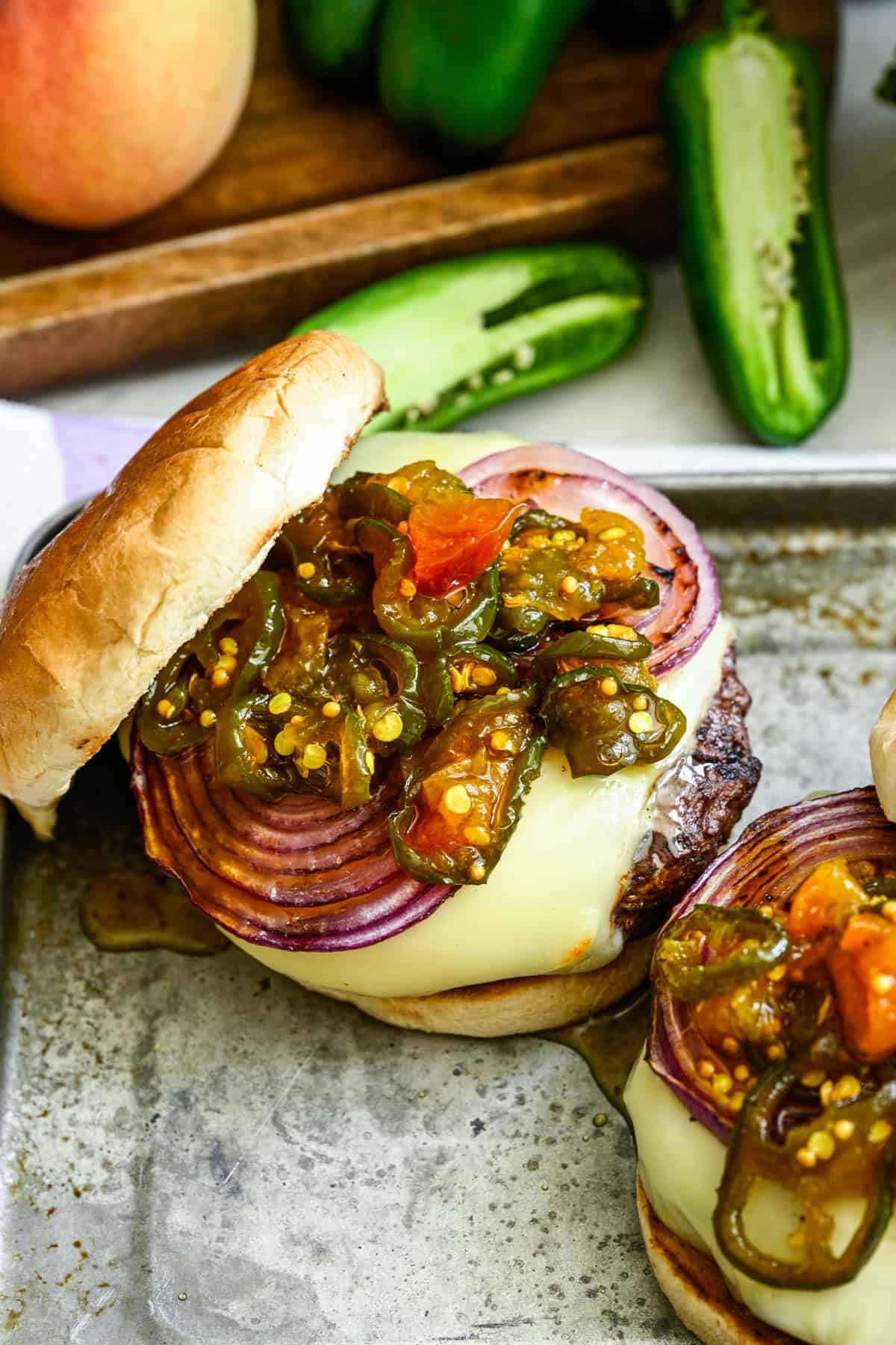 Cowboygodis ovanpå en hamburgare.