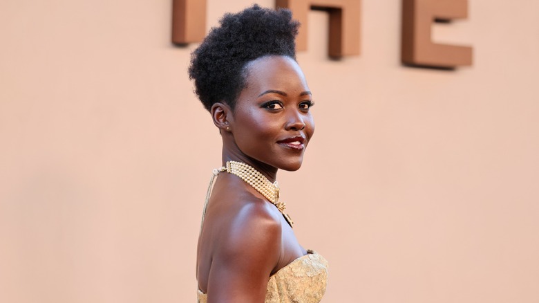 Lupita Nyong'o på premiären i New York "Odysséen."
