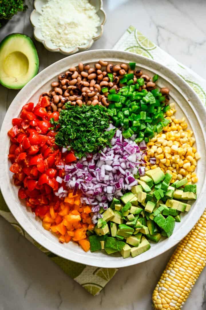 ingredienser för cowboykaviarsallad i en skål innan du blandar ihop.