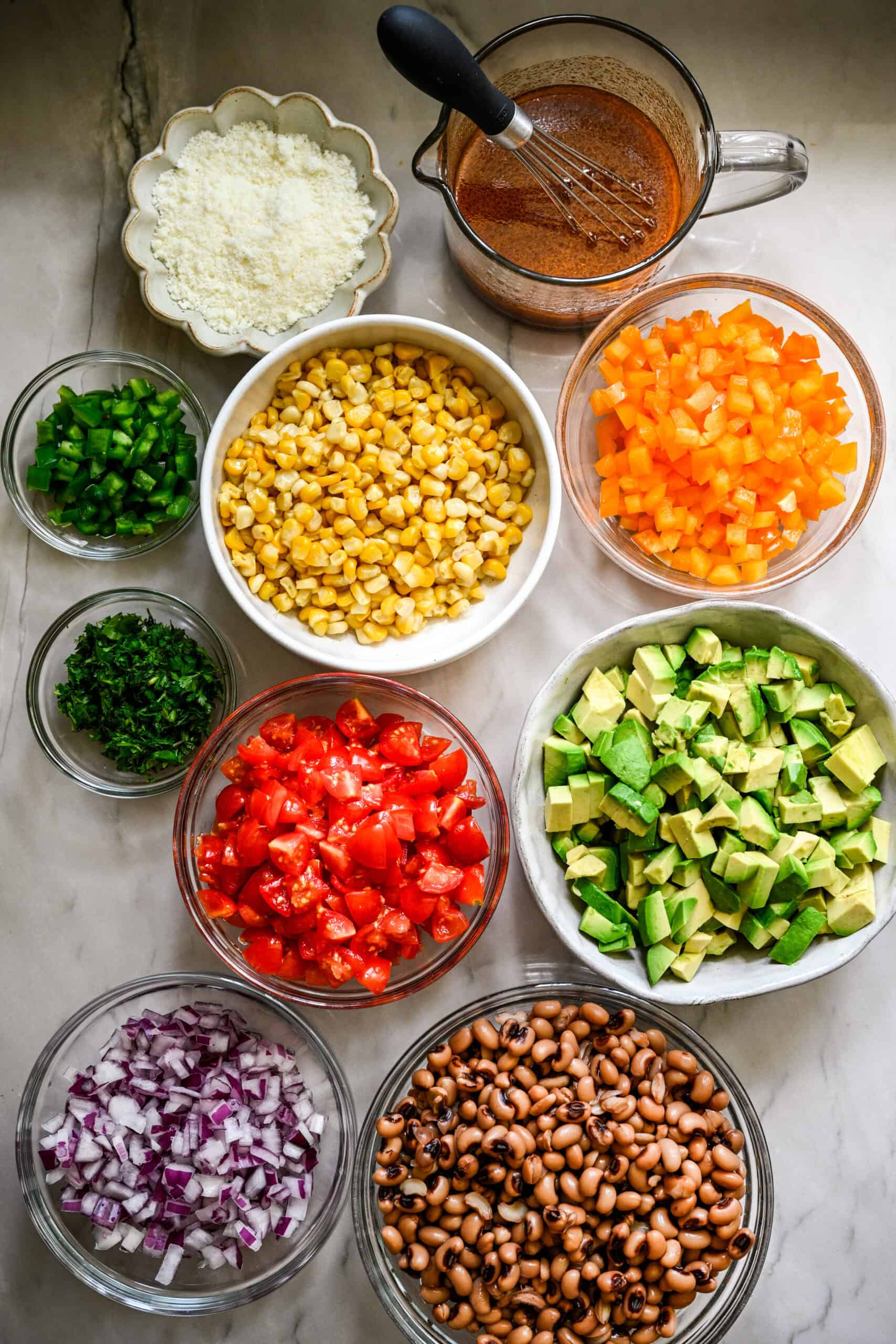 ingredienser till cowboykaviar i separata glasskålar.