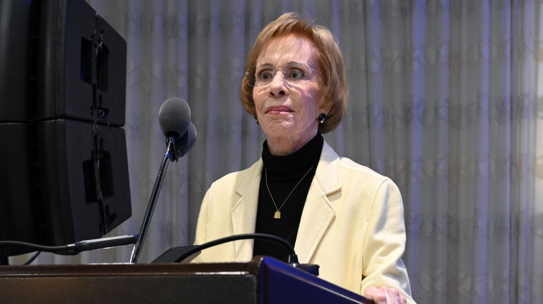 Carol Burnett håller ett tal