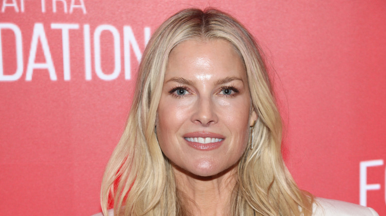 Ali Larter med vågigt hår ler på ett evenemang.