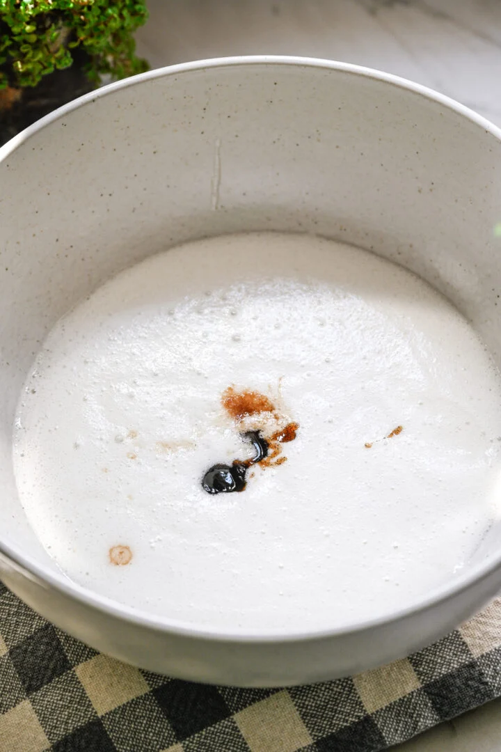 marshmallow fluff ingredienser i en skål med vaniljextrakt tillsatt.