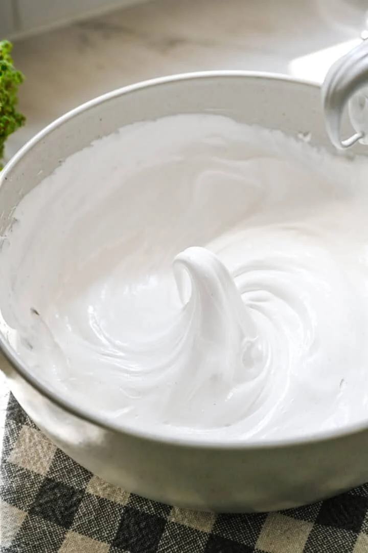 Närbild av en topp av marshmallowfluff i en vit blandningsskål.