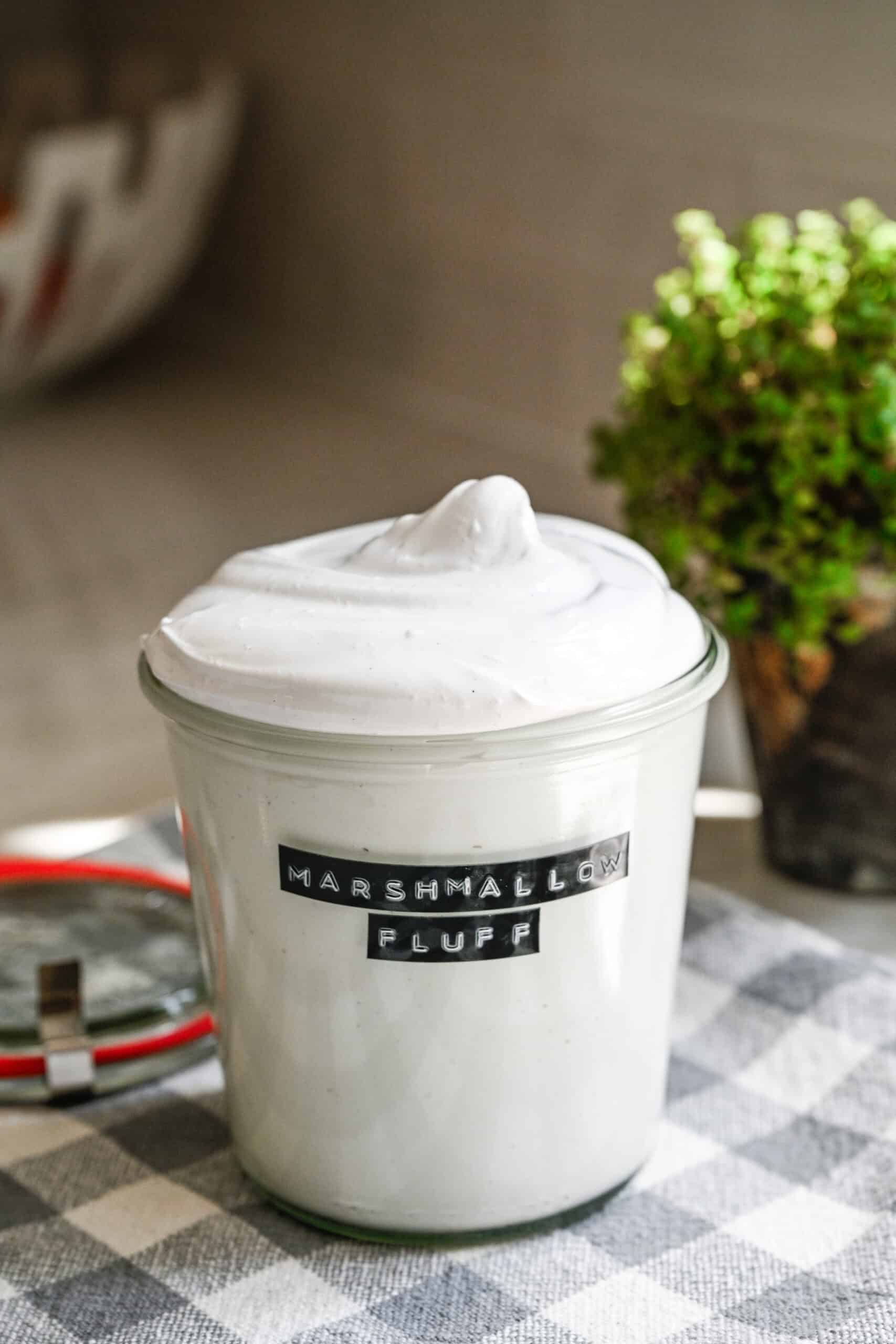 Närbild av hemlagad marshmallow fluff i en glasburk.