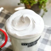 Närbild av hemlagad marshmallow fluff i en glasburk.