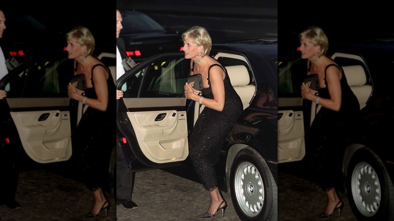 Prinsessan Diana går ut ur en bil med en svart koppling mot bröstet