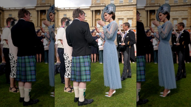 Kate Middleton i blå klänning och klackar på en trädgårdsfest i Buckingham Palace