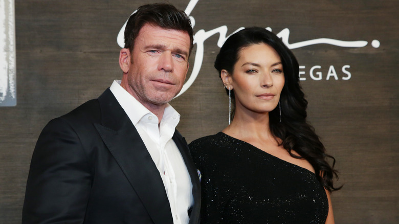 Taylor och Nicole Sheridan är avbildade i svarta högtidskläder när de deltar i ett evenemang på röda mattan.