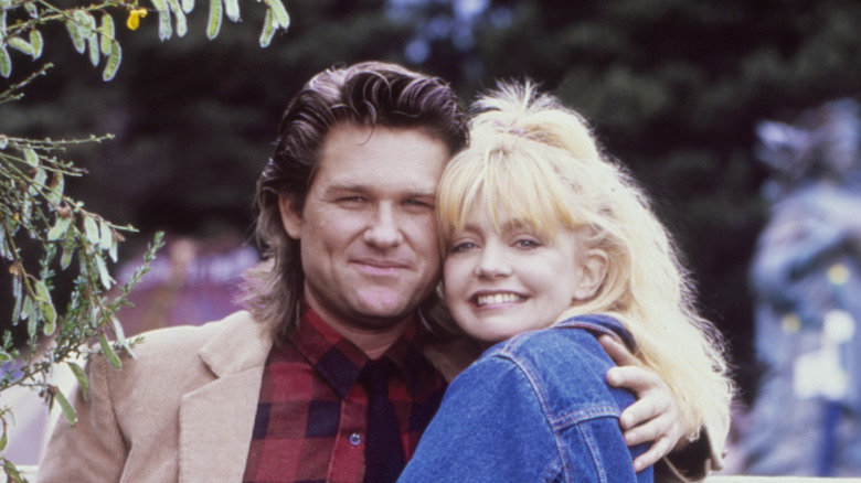 Unga Kurt Russell och Goldie Hawn kramas